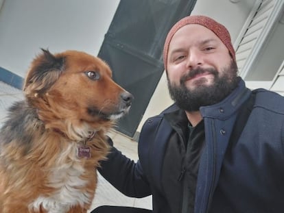 El presidente electo de Chile, Gabriel Boric, posa junto a su perro Brownie  para una foto subida a sus redes sociales.