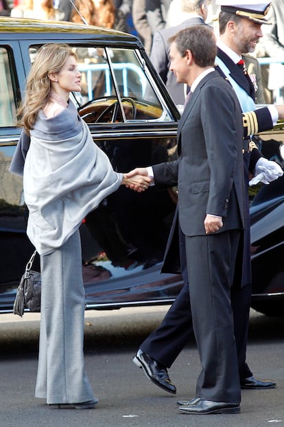 12 de octubre de 2010. En cuanto Do?a Letizia sale del coche salta la polmica. La Princesa de Asturias luci un pantaln de lana de corte pata de elefante, dise?ado por felipe Varela, una prenda que segn los expertos no cumple con el protocolo.?