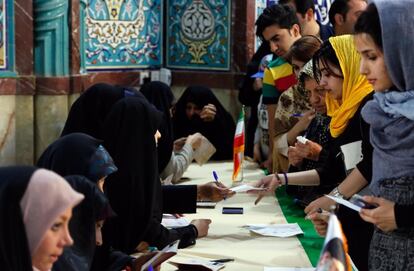 La tasa de participación, que es la gran incógnita de los comicios, debería rebasar el 72%, según el Ministerio del Interior. En la imagen, personas asisten a votar en un centro electoral.