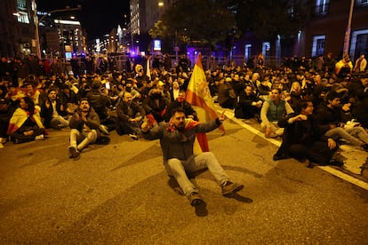 Parte de los manifestantes se han escindido para dirigirse al Congreso, en cuyas inmediaciones se han concentrado.