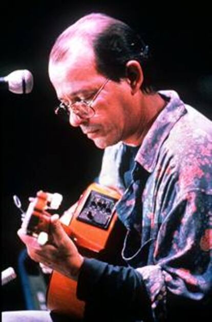 Silvio Rodríguez tocando la guitarra