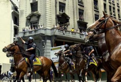 En la capital, la policía montada salió a contener las protestas. Esta imagen también está tomada en la Plaza de Mayo. (REUTERS)