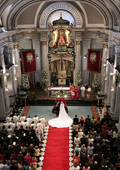 Los Príncipes de Asturias, en la basílica de Atocha, donde Letizia Ortiz depositó sobre el altar el ramo de novia.