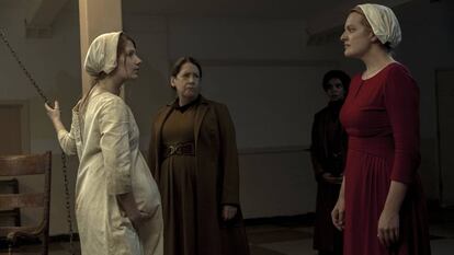 Elisabeth Moss (esquerda) e Anne Dowd (centro) na segunda temporada de 'The Handmaid's Tale'.