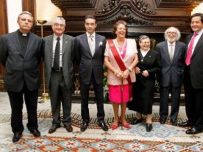 Rita Barberá (centro), posa con los galardonados por el Ayuntamiento con motivo del 9 d'Octubre, De izquierda a derecha: Juan José Garrido, Francisco Valero Mir, Enrique Ponce, Sor Aurora Gallego, Francisco Sebastián y José Miguel Laínez.