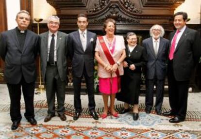 Rita Barberá (centro), posa con los galardonados por el Ayuntamiento con motivo del 9 d'Octubre, De izquierda a derecha: Juan José Garrido, Francisco Valero Mir, Enrique Ponce, Sor Aurora Gallego, Francisco Sebastián y José Miguel Laínez.