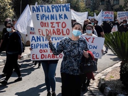 Protestas frente al edificio principal de la televisión pública de Chipre contra la canción elegida para representarles en Eurovisión, 'El diablo'.