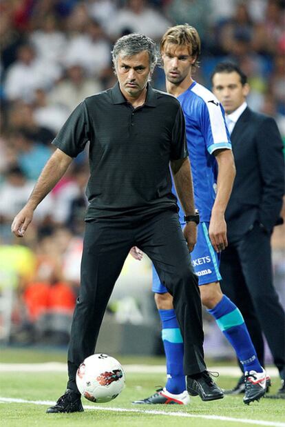 El técnico del Madrid controla un balón durante el partido.