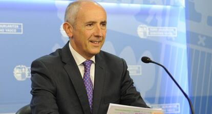 El consejero portavoz, Josu Erkoreka tras un consejo de Gobierno
