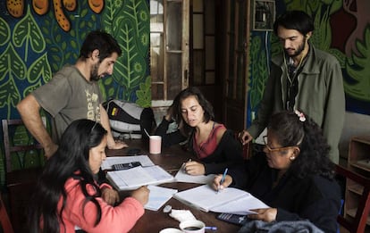 Voluntarios enseñan matemáticas a varias madres para que puedan obtener el graduado.