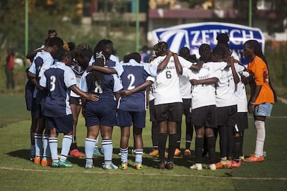 A finales de los 90 no había demasiadas niñas en Kenia que jugasen al fútbol. En aquella época, este deporte era, al igual que en la mayoría de lugares del mundo, mayoritariamente masculino. Y mucho menos había una escena de fútbol femenino en el que esas niñas pudieran desarrollar su talento y su pasión, sino que las que jugaban lo hacían siempre rodeadas de chicos. Lo que esas niñas no sabían era que iban a cambiar la historia del fútbol femenino en el país africano. <p> En la imagen, jugadoras de los equipos Makolanders Ladies FC y Zetech Sparks se abrazan deportivamente al acabar el partido de la Women Premier League que les enfrentaba. El espíritu deportivo y de hermandad es una de las principales características del fútbol femenino en Kenia. </p>