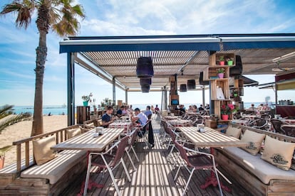 Ir de terrazas por Barcelona y no acudir a un típico chiringuito de playa sería un delito. La Deliciosa, situado en una de las playas más concurridas de la Barceloneta, con sus mesas de metal y manteles de cuadros, todo bien puesto, recrea el ambiente de los chiringuitos de antaño. Buenas tapas, cervezas frías y cócteles sobre la arena con vistas al Mediterráneo. Una gozada. Playa Sant Miquel. Abierto de las 9 a las 22 horas.