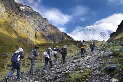 Grupo de senderistas en el Camino del Inca con la montaña Salkantay al fondo.