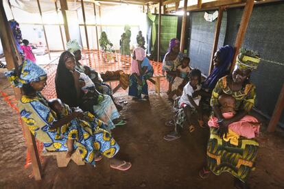 El hospital gestionado por Plan Internacional y Médicos sin Fronteras en Gbiti vigila y trata los casos de malaria en la zona.