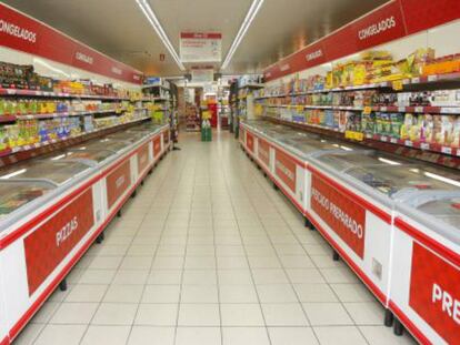 Interior de un supermercado Dia en España.