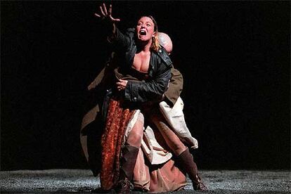 Representación de 'La vida es sueño', de Calderón de la Barca, en el Teatro de la Comedia, en 2000.