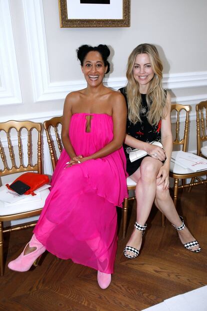 La actriz, Tracee Ellis Ross, hija de la cantante Diana Ross, y, a la derecha, la intérprete australiana Melissa George, en el desfile de alta costura de Schiaparelli celebrado este lunes en París.