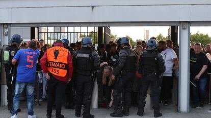 Controles policiales durante la final de la Champions de 2022.