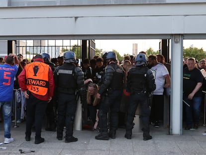 Controles policiales durante la final de la Champions de 2022.