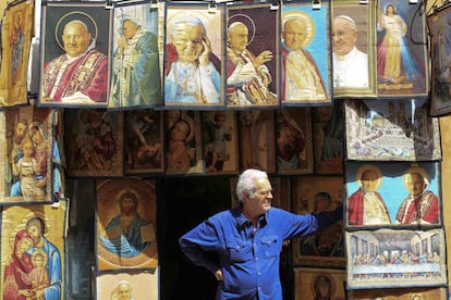 Una tienda en Roma muestra retratos y tapices de varios Papas, entre ellos, Juan Pablo II y Juan XXIII, que serán canonizados por el papa Francisco.