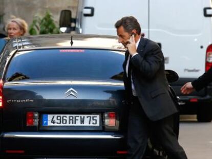 Sarkozy habla por tel&eacute;fono en una calle de Par&iacute;s el mi&eacute;rcoles, tras ser imputado. 