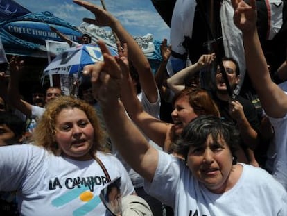 Activistas de derechos humanos protestan ante el tribunal de Buenos Aires.