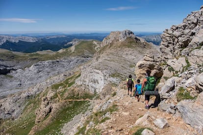 Una familia asciende la cima de la Mesa de los Tres Reyes , que con una altura de 2.442 metros es el techo de Navarra.