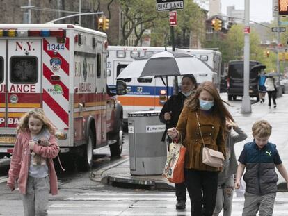 Ambulancias en Nueva York, el 6 de mayo.