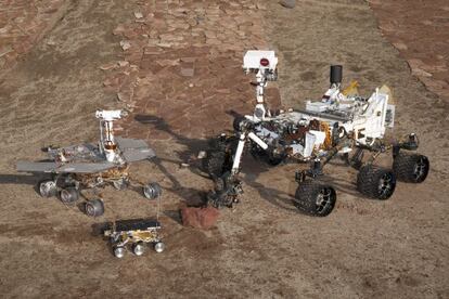 Maquetas de los diferentes vehículos todoterreno que la NASA ha enviado a Marte: el 'Sojourner' de la misión Mars Pathfinder, delante, el modelo de los gemelos 'Spirit' y 'Opportunity' (izquierda) y el 'Curiosity' (derecha).