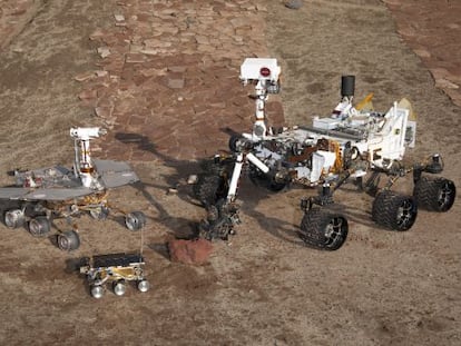 Maquetas de los diferentes vehículos todoterreno que la NASA ha enviado a Marte: el 'Sojourner' de la misión Mars Pathfinder, delante, el modelo de los gemelos 'Spirit' y 'Opportunity' (izquierda) y el 'Curiosity' (derecha).