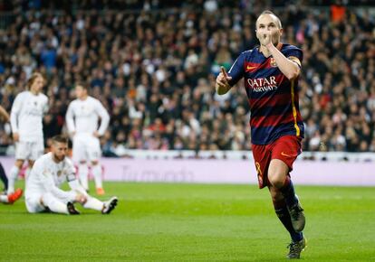 El centrocampista del Barcelona Andr&eacute;s Iniesta celebra la consecuci&oacute;n del tercer gol de su equipo ante el Real Madrid.