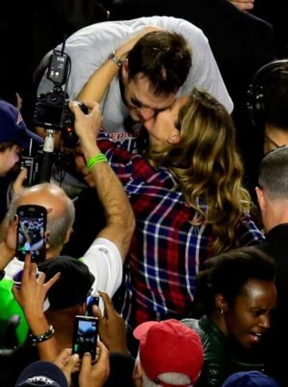 Tom Brady y Gisele Bündchen se saludan después de la final de la Super Bowl.