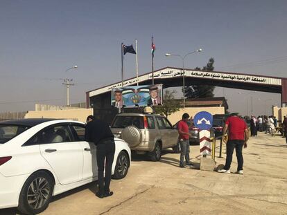 Cola de vehículos para atravesar el sector jordano de la frontera hacia Siria. 