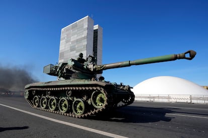 Un tanque de guerra pasa frente al Palacio de Planalto en Brasilia, Brasil