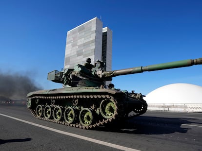 Un tanque de guerra pasa frente al Palacio de Planalto en Brasilia, Brasil, durante un desfile ordenado por Bolsonaro este martes.