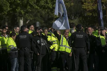 Protesta de estibadores en la Avenida Diagonal por la presencia del presidente del Gobierno en Barcelona.