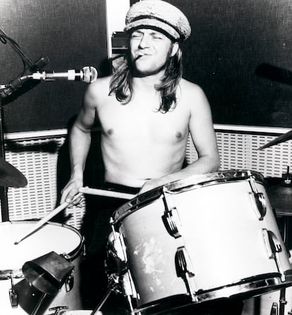 Robert Wyatt en 1971, tocando la batería con Soft Machine. 