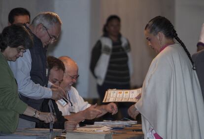 Beatriz Paredes vota en las elecciones del 1 de julio de 2012, cuando era candidata del PRI a la Jefatura de Gobierno del Distrito Federal, ahora la Ciudad de México.