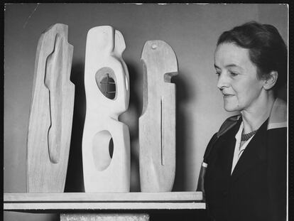 Barbara Hepworth con una de sus obras en la Tate Gallery de Londres en 1953.