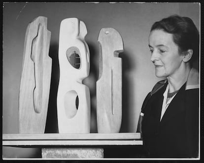 Barbara Hepworth con una de sus obras en la Tate Gallery de Londres en 1953.