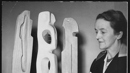 Barbara Hepworth con una de sus obras en la Tate Gallery de Londres en 1953.