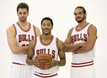 Pau Gasol, junto a Derrick Rose y Joakim Noah durante el "media day".