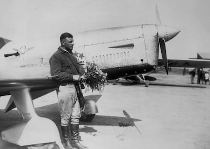 El capitán Herberts Cukurs fotografiado delante del avión que construyó con sus propias manos y con el que realizó el viaje Riga-Tokio en 1937.