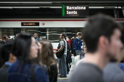 Passatgers esperant a l'estació de Sants de Barcelona.