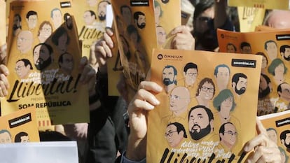 Una pegada de carteles pide en Barcelona libertad para los "presos políticos"