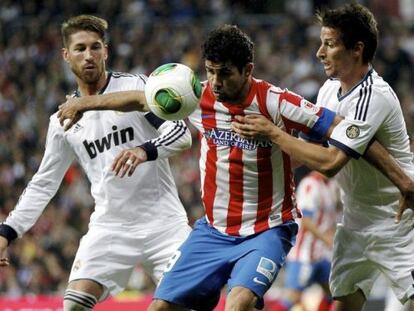 Diego Costa controla el bal&oacute;n entre Sergio Ramos y Coentr&atilde;o.
 