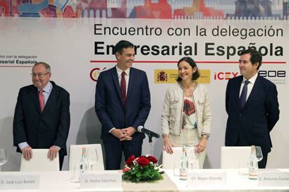 El presidente del Gobierno, Pedro Sánchez, la ministra de Industria Reyes Maroto, y el presidente de la CEOE ,Antonio Garamendi, , en una reunión con empresarios españoles que tienen intereses en Cuba.