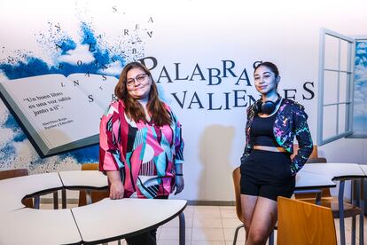 Alejandra Valencia y su madre, María Rosa López, en el instituto Tomás
y Valiente.