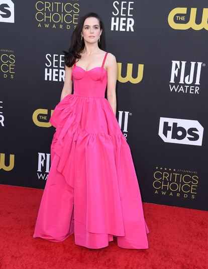 Zoey Deutch, actriz de la serie The Politician, con vestido fucsia de Alexander McQueen.