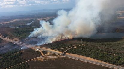 Foto distribuida por la Junta de Castilla y León del incendio en Val de Santa María, en Otero de Bodas (Zamora). En primer plano, la línea de alta velocidad entre Medina del Campo y Ourense.